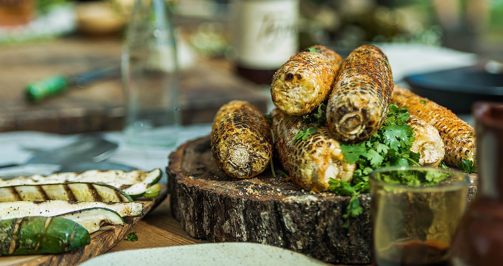 Filet, gegrillter Mais und gegrillter Salat Filet, gegrillter Mais und gegrillter Salat