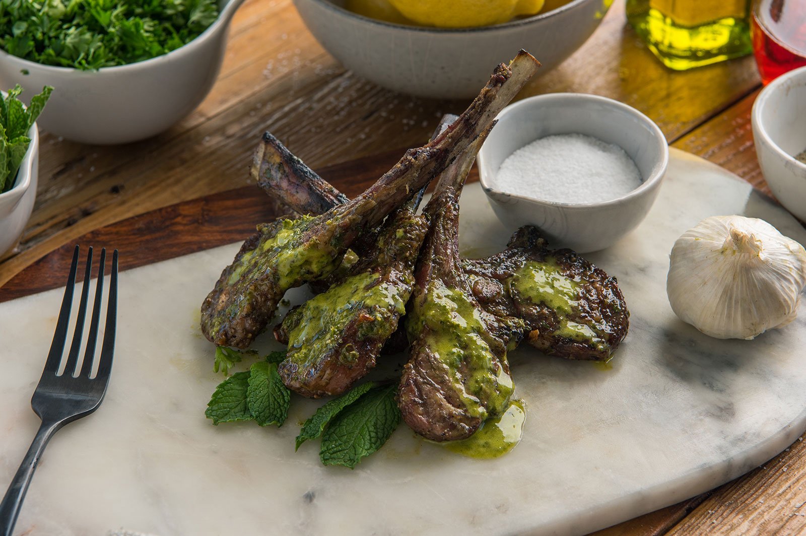 Gegrillte Lammkoteletts mit Minz Chimichurri Gegrillte Lammkoteletts mit Minz Chimichurri